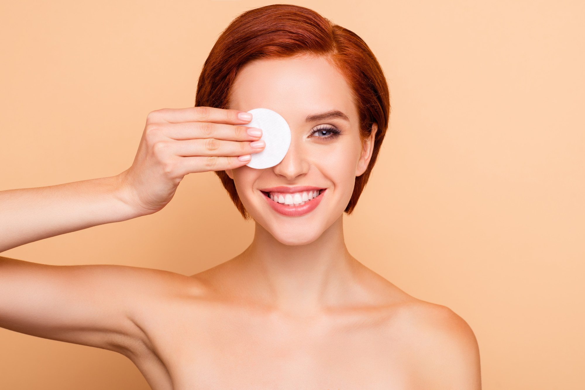 The sensitive skin under your eyes can be easily damaged by certain types of chemicals. Here's what you need to know to find the best eye makeup remover.