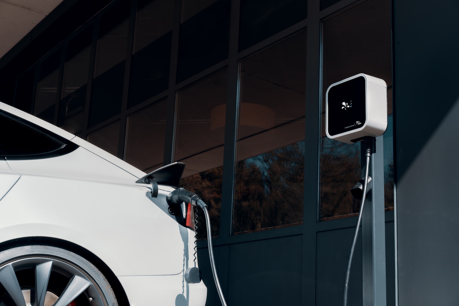 Exploring the Benefits of Electric Vehicle Charging Solutions